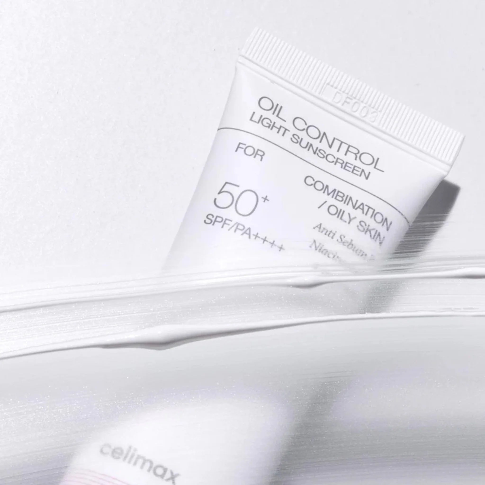 Oil Control Light Sunscreen - Cremă de Protecție Solară Matifiantă pentru Controlul Sebumului