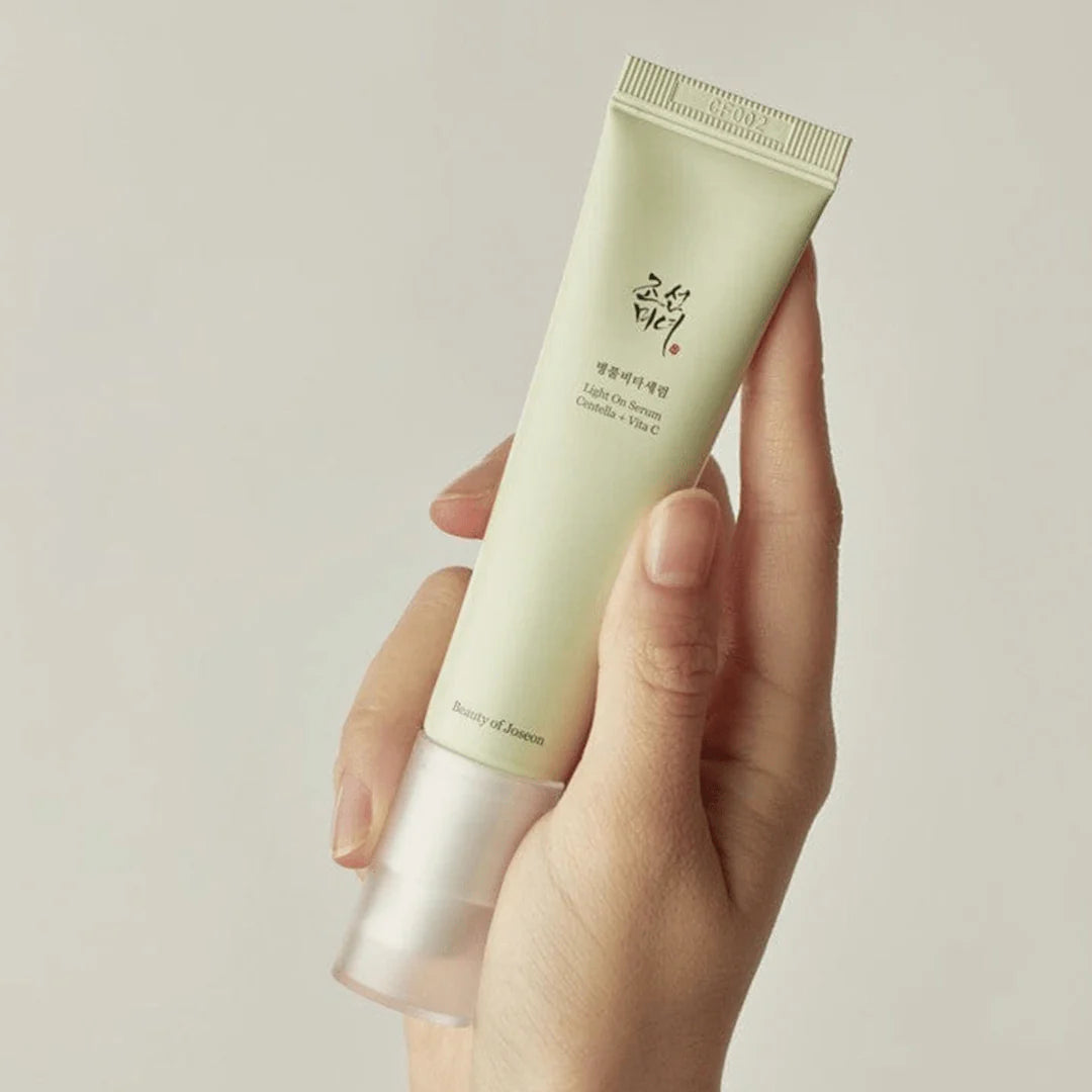 Light On Serum - Ser cu Vitamina C și Centella pentru Luminozitate și Calmarea Pielii