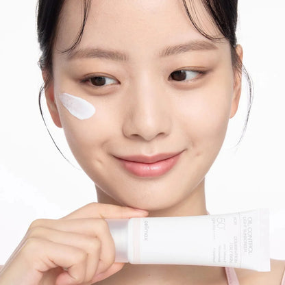 Oil Control Light Sunscreen - Cremă de Protecție Solară Matifiantă pentru Controlul Sebumului